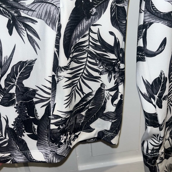 Tommy Bahama Monochrome Floral LS 1/4 Zip Performance Shirt, Womens Sz Large - Picture 3 of 5